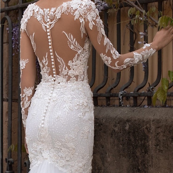 Pronovias Dione wedding dress - Picture 4 of 17